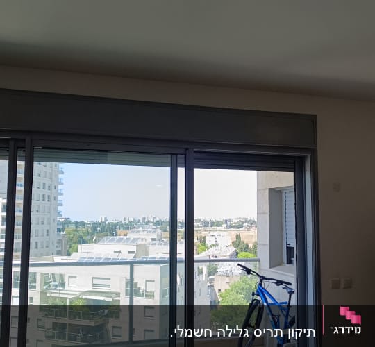 תריסים סגורים על דלת הזזה מזכוכית במרפסת